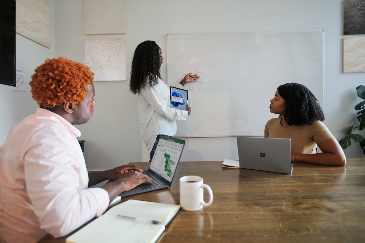 Side-by-side comparison of Windows 11 Pro for individuals and Windows 11 Enterprise for businesses
